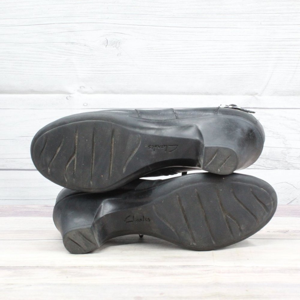 CLARKS Bendables Black Leather Side Zipper Ankle Heeled Shoes Size 8.5 M - Picture 9 of 9
